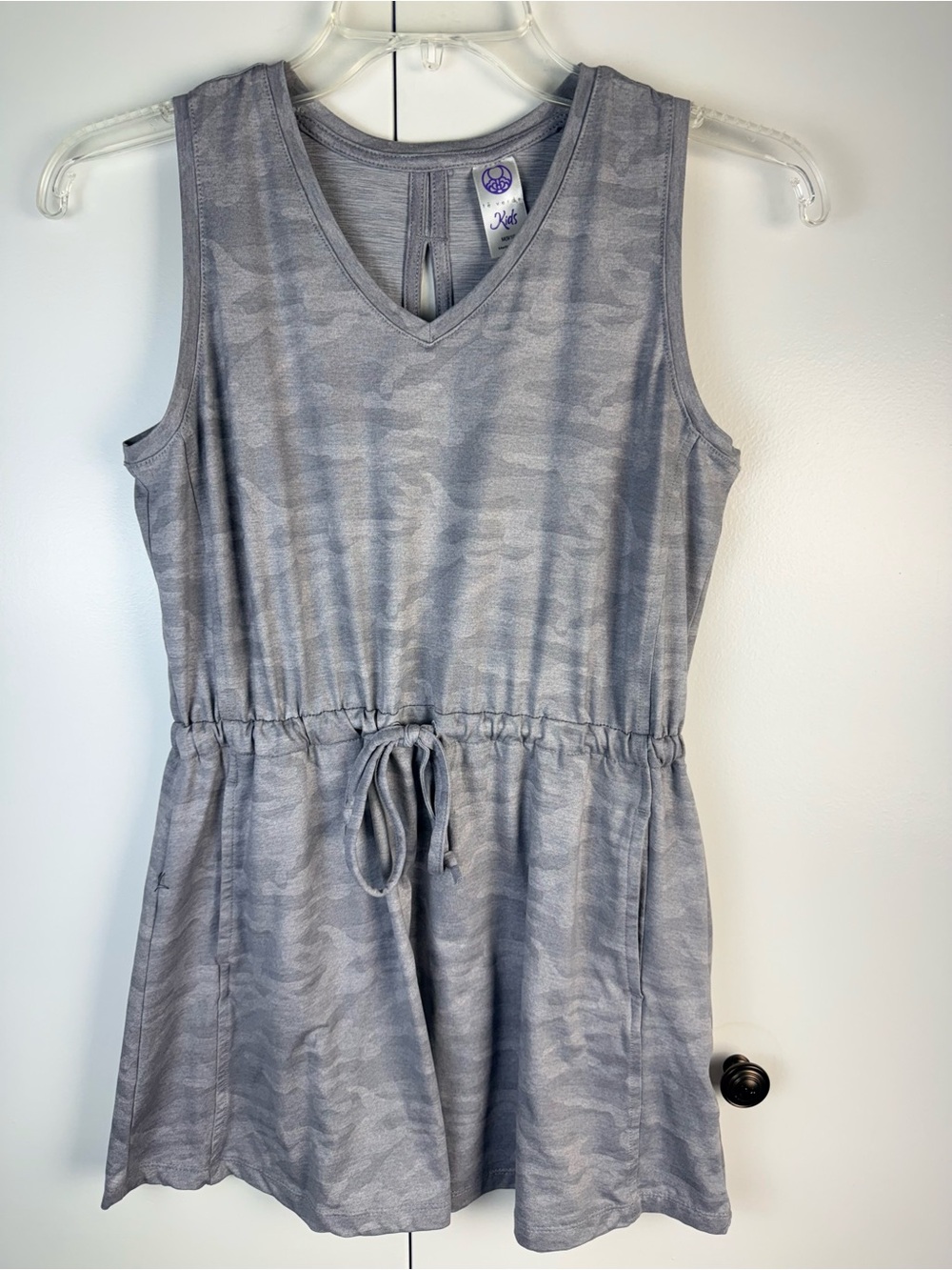 Sleeveless V-Neck Drawstring jumper in Light Gray Camo size 9/10 girls